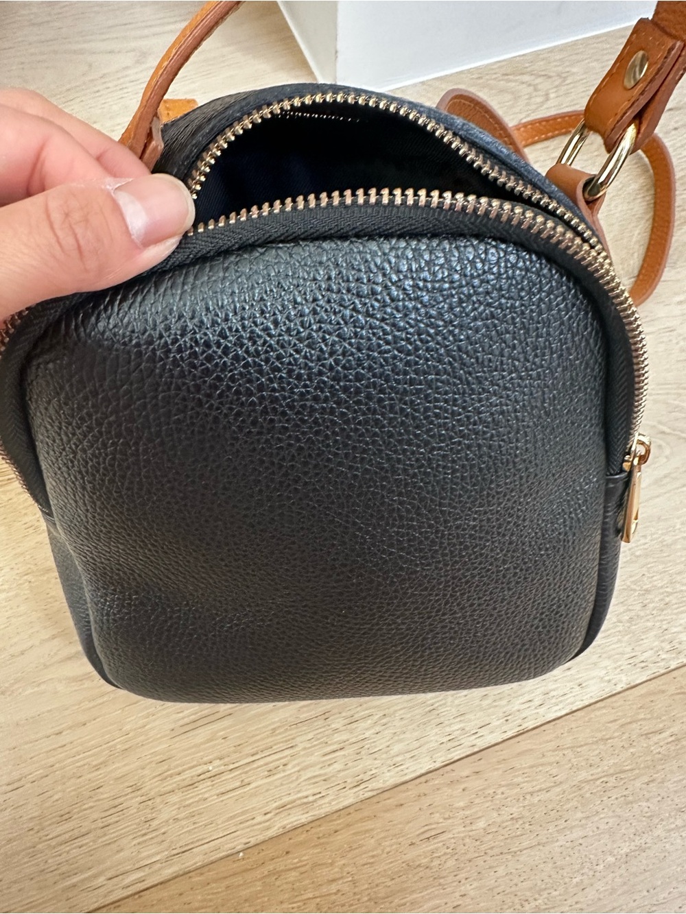 Divina Firenze Black Pebbled Leather convertible Mini backpack & Crossbody Bag - Picture 8 of 16